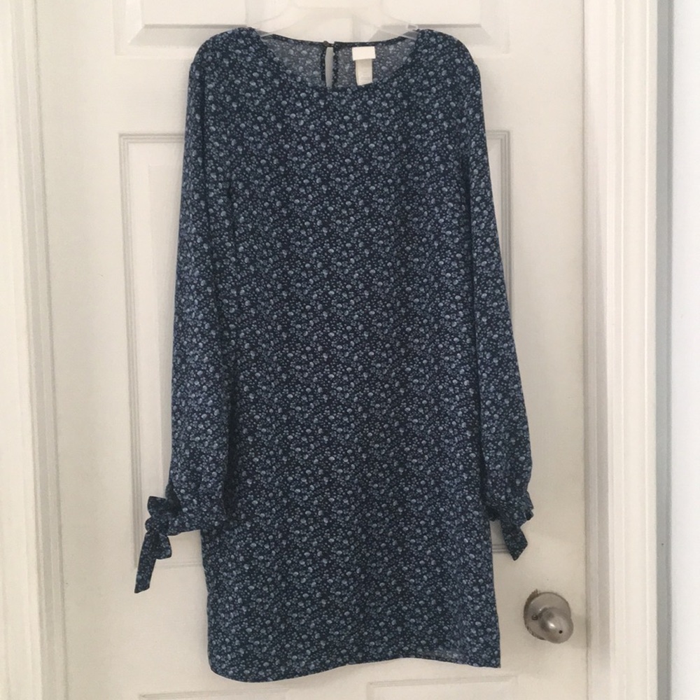 👗#15 Monochromatic dress w/ flowers & tie sleeves